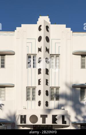 Vicino alla facciata dell'Art Deco Congress Hotel on Ocean Drive a Miami Beach, Stati Uniti Foto Stock