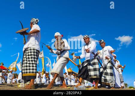 Bali Island, Indonesia - 18 marzo 2015: Danza tradizionale trance maschile con combattimenti rituali e offerte per divinità e spiriti balinesi. Tempio pulito Foto Stock