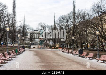 Helsinki, Finlandia. Vista su Esplanadi, un viale spianato e parco urbano in una fredda giornata invernale, coperto di ghiaccio e neve Foto Stock