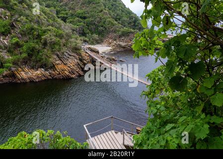 Vista dall'alto dal punto di appoggio del ponte sospeso alle Tempeste River Mouth, Tsitsikamma National Park, Garden Route, vicino a Port Elizabeth, Sud Africa Foto Stock