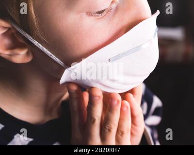 Il ragazzino italiano indossa la maschera facciale per la protezione Foto Stock