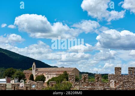Vista con architettura antica e mura fortificate nel borgo medievale di Montblanc, provincia di Tarragona, Spagna. Foto Stock