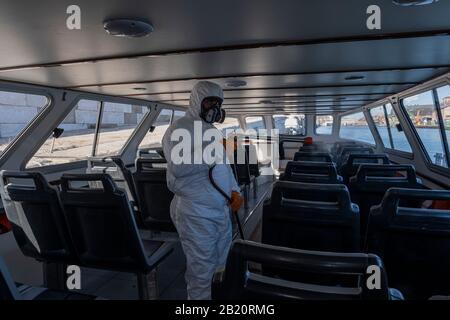 Venezia, Italia. 28th Feb, 2020. I battelli attraccano in attesa di essere disinfettati nel deposito della compagnia di trasporto veneziana Alilaguna per il Coronavirus il 26 febbraio 2020 a Venezia, Italia. Il 28 febbraio 2020 a Venezia, Italia. Credito: Risveglio/Alamy Live News/ Stefano Mazzola Foto Stock