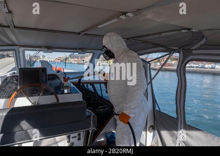 Venezia, Italia. 28th Feb, 2020. I battelli attraccano in attesa di essere disinfettati nel deposito della compagnia di trasporto veneziana Alilaguna per il Coronavirus il 26 febbraio 2020 a Venezia, Italia. Il 28 febbraio 2020 a Venezia, Italia. Credito: Risveglio/Alamy Live News/ Stefano Mazzola Foto Stock