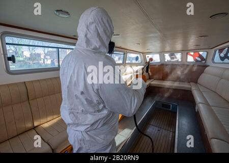 Venezia, Italia. 28th Feb, 2020. I battelli attraccano in attesa di essere disinfettati nel deposito della compagnia di trasporto veneziana Alilaguna per il Coronavirus il 26 febbraio 2020 a Venezia, Italia. Il 28 febbraio 2020 a Venezia, Italia. Credito: Risveglio/Alamy Live News/ Stefano Mazzola Foto Stock