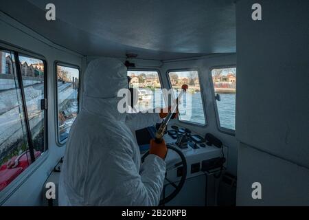 Venezia, Italia. 28th Feb, 2020. I battelli attraccano in attesa di essere disinfettati nel deposito della compagnia di trasporto veneziana Alilaguna per il Coronavirus il 26 febbraio 2020 a Venezia, Italia. Il 28 febbraio 2020 a Venezia, Italia. Credito: Risveglio/Alamy Live News/ Stefano Mazzola Foto Stock