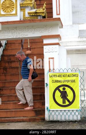 Donne non ammesse, Pagoda Mahazedi, Bago Foto Stock