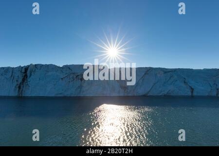 Sole di mezzanotte su Sefströmbreen, ghiacciaio in James i Land debouching in Ekmanfjorden, Svalbard / Spitsbergen, Norvegia Foto Stock