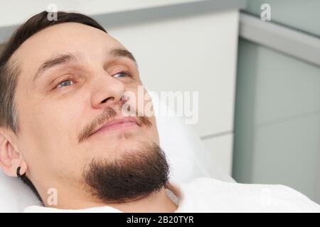 Uomo Che Ha Trattamento Laser Ad Una Clinica Di Bellezza Foto Stock