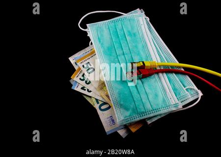 Cavo lan Ethernet posato su maschere mediche e denaro per la protezione da virus provenienti da Internet, isolato su sfondo nero Foto Stock