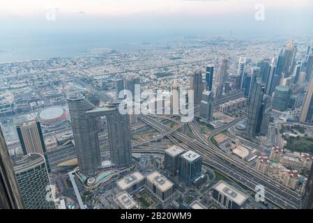 Vista della città di Dubai dalla cima del Burj Khalifa Dubai. Foto Stock