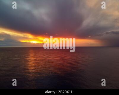 Luminoso sole splendente sulla calma Mar Mediterraneo durante l'alba o tramonto natura paesaggio sfondo cielo nuvoloso nessuna gente vista sul mare. Costa Blanca Foto Stock