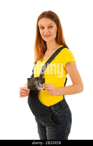 Bella gravidanza donna mostra con ultrasuoni bambino su sfondo bianco Foto Stock