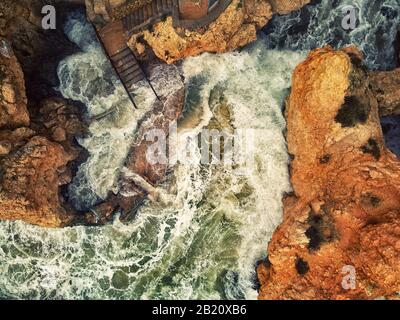 Foto aerea sopra la vista Ponta da Piedade punta con gruppo di formazioni rocciose giallo-oro scogliere lungo la costa calcarea, Lagos, Portogallo Foto Stock