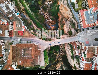 Pueblo blanco o villaggio bianco vista dall'alto fotografia aerea Ronda paesaggio urbano spagnolo. Nuovo ponte attraverso la gola del fiume Guadalevín El Tajo, Spagna Foto Stock