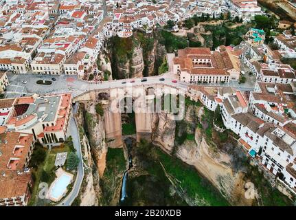 Pueblo blanco o bianco villaggio vista dall'alto immagine aerea Ronda spagnolo paesaggio urbano. Nuovo ponte attraverso la gola del fiume Guadalevín El Tajo, Costa del Sol Foto Stock