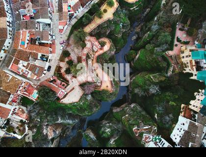 Vista dall'alto foto aerea della città di Ronda, il fiume Guadalevín divide il villaggio bianco o Pueblo Blanco in due pezzi. Spagna Foto Stock