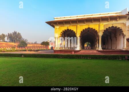 Vista su Diwan-i-Aam, Sala dell'udienza pubblica nel Forte Rosso di Agra, India Foto Stock