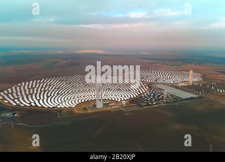 Immagine drone punto di vista Gemasolar Concentrato impianto solare CSP forma circolare, Siviglia, Spagna Foto Stock