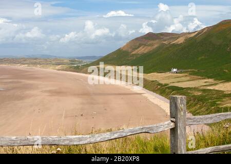 Una vista sulla lunga spiaggia di Rhossili sulla Penisola di Gower in Galles Foto Stock