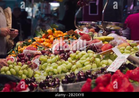 Foto di scorta di un mercato pieno di frutta di stagione e prodotti agricoli diversi. Foto Stock