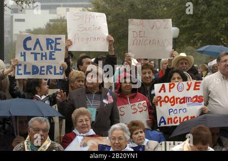 8 febbraio 2005, Austin, Texas: Gli anziani del Texas, molti di loro ispanici, si riuniscono fuori del Campidoglio del Texas per ascoltare i legislatori parlare di questioni che affrontano una popolazione texana anziana. ©Bob Daemmrich Foto Stock