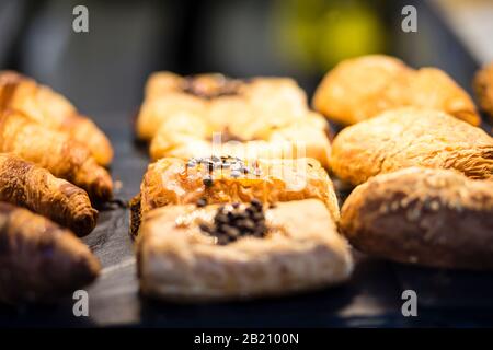 croissant appena sfornati con cioccolato Foto Stock