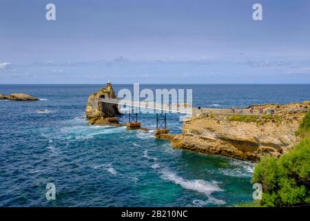 Rocher De La Vierge, Costa, Biarritz, Cote Basque, Aquitaine, Departement Pyrenees-Atlantiques, Nouvelle-Aquitaine, Francia Foto Stock