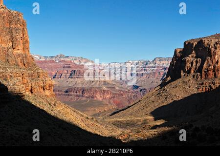 Vista del Bright Angel Fault e del Canyon e del North Rim innevato del Grand Canyon dal Bright Angel Trail Foto Stock