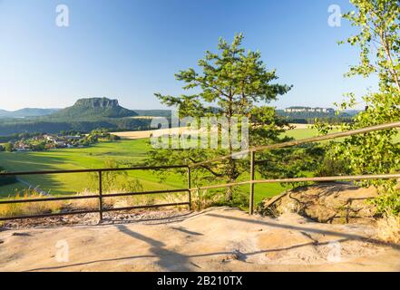 Vista da Rauenstein a Weissig, montagna Lilienstein e fortezza di Koenigstein, Svizzera sassone, Sassonia, Germania Foto Stock