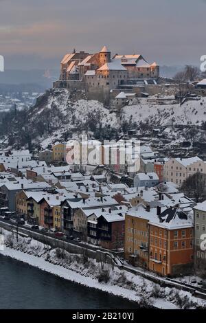 Città vecchia e castello Burghausen in inverno, alta Baviera, Baviera, Germania Foto Stock