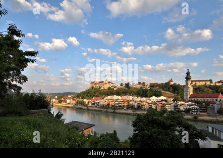 Burghausen, città vecchia e castello con fiume Salzach, vista dall'Austria, alta Baviera, Baviera, Germania Foto Stock