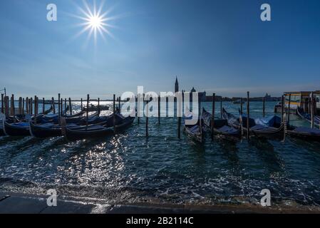 Gondole di fronte a San Marco, Stella del Sole, dietro la chiesa di San Giorgio maggiore, Stella del Sole, Venezia, Veneto, Italia Foto Stock