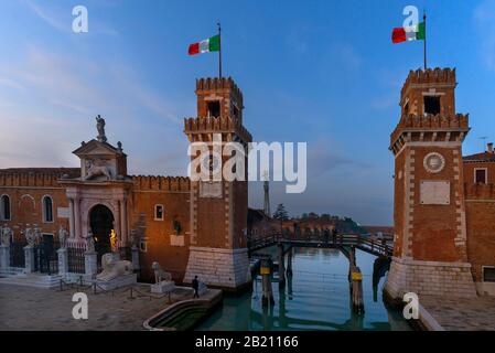 La Tor Ingresso all'acqua dell'Arsenale alla luce della sera, Venezia, Veneto, Italia Foto Stock