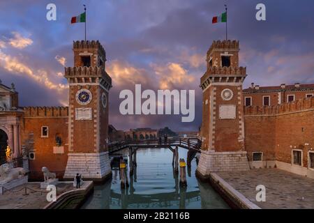 La Tor Ingresso all'acqua dell'Arsenale alla luce della sera, Venezia, Veneto, Italia Foto Stock