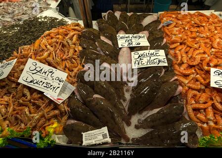 Flounders europei freschi (Platichthys flesus), scampi di sinistra (scampo), aragoste di destra (Palinuridae) su ghiaccio, mercato del pesce, Veneto, Italia Foto Stock