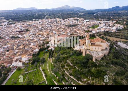 Foto aeree, Arta con chiesa parrocchiale Transfiguracio del Senyor e monastero Santuari de Sant Salvador al Calvario, Maiorca, Isole Baleari Foto Stock