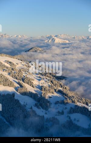 Vista dall'Hohe Salve con Kitzbuehler Horn, panorama di montagna in inverno, cime di montagna che torreggiano sopra la copertura nube, SkiWelt Wilder Kaiser Foto Stock