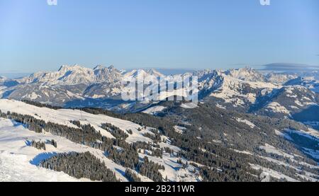 Vista dall'Hohe Salve, destra Kitzbuehler Horn, sinistra Lofer Steinberge, panorama di montagna in inverno, ski area SkiWelt Wilder Kaiser Brixental Foto Stock