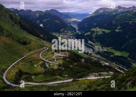 Panoramica Gottardpass e Airolo direzione sud, Airolo, Svizzera Foto Stock