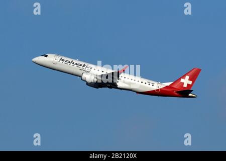 Aircraft Helvetic Airways Embraer ERJ-190, HB-JVO, Zurigo Kloten, Svizzera Foto Stock