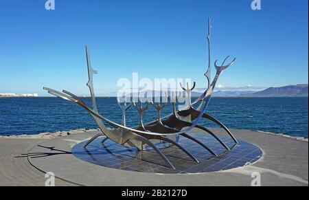 Scultura Solfar, Solfar, Alba, nave vichinga d'acciaio, di Jon Gunnar Arnason, Reykjavik, Hoefuoborgarsvaeoio, Islanda Foto Stock