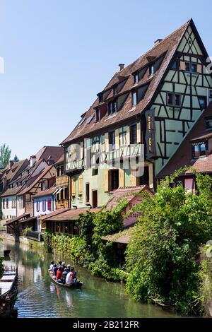 Turisti in barca di legno sul fiume Lauch a Little Venice, Colmar, Alsazia, Francia Foto Stock