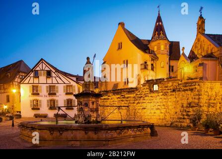 Place de Chateau Saint Leon con Castello dei Duchi di Eguisheim e Leone cappella al tramonto, Eguisheim, Alsazia, Francia Foto Stock