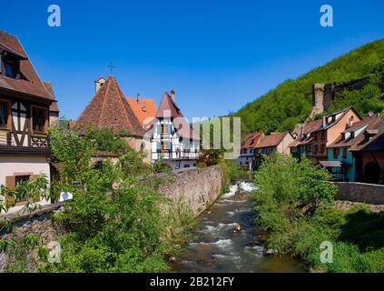 River Weiss, case a graticcio, Kayserberg, Alsazia, Francia Foto Stock