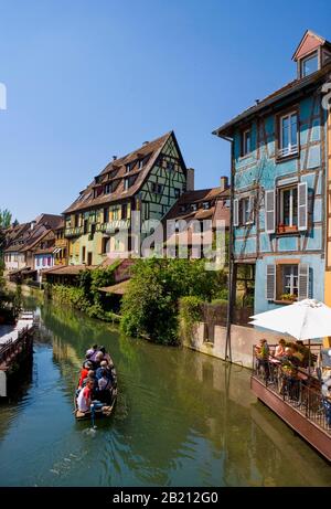 Turisti in barca di legno sul fiume Lauch a Little Venice, Colmar, Alsazia, Francia Foto Stock