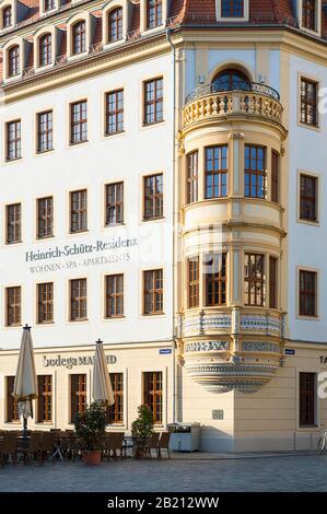 Oriel con il fregio di rilievo di ballo dei bambini al Heinrich Schuetz House, Neumarkt, Dresden, Sassonia, Germania Foto Stock