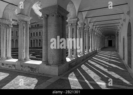 Chiostro dell'ex monastero benedettino Giorgio Cini sull'isola di San Giorgio maggiore, Venezia, Veneto, Italia Foto Stock