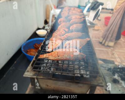 Il pesce è uno degli alimenti più sani e deliziosi che puoi preparare per te. Queste grandi foto di barbecue di pesce vi ricorderanno il gusto. Foto Stock