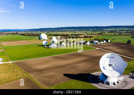 Grandi antenne paraboliche della stazione terrestre Raisting, Baviera, Germania Foto Stock